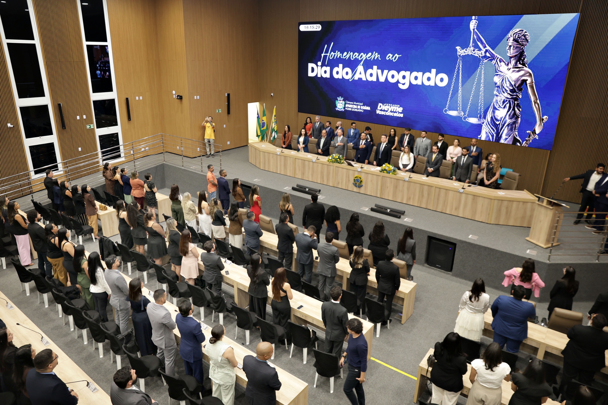Câmara homenageia mais de 200 advogados em sessão solene