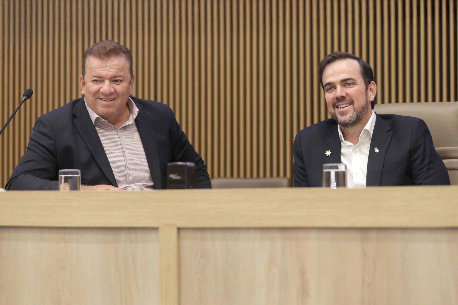Ex-prefeito Gustavo Mendanha participa de sessão na Câmara de Aparecida