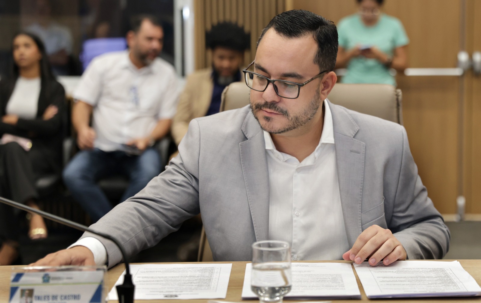 Projeto de Tales de Castro propõe revogação de honrarias concedidas a condenados por crimes graves