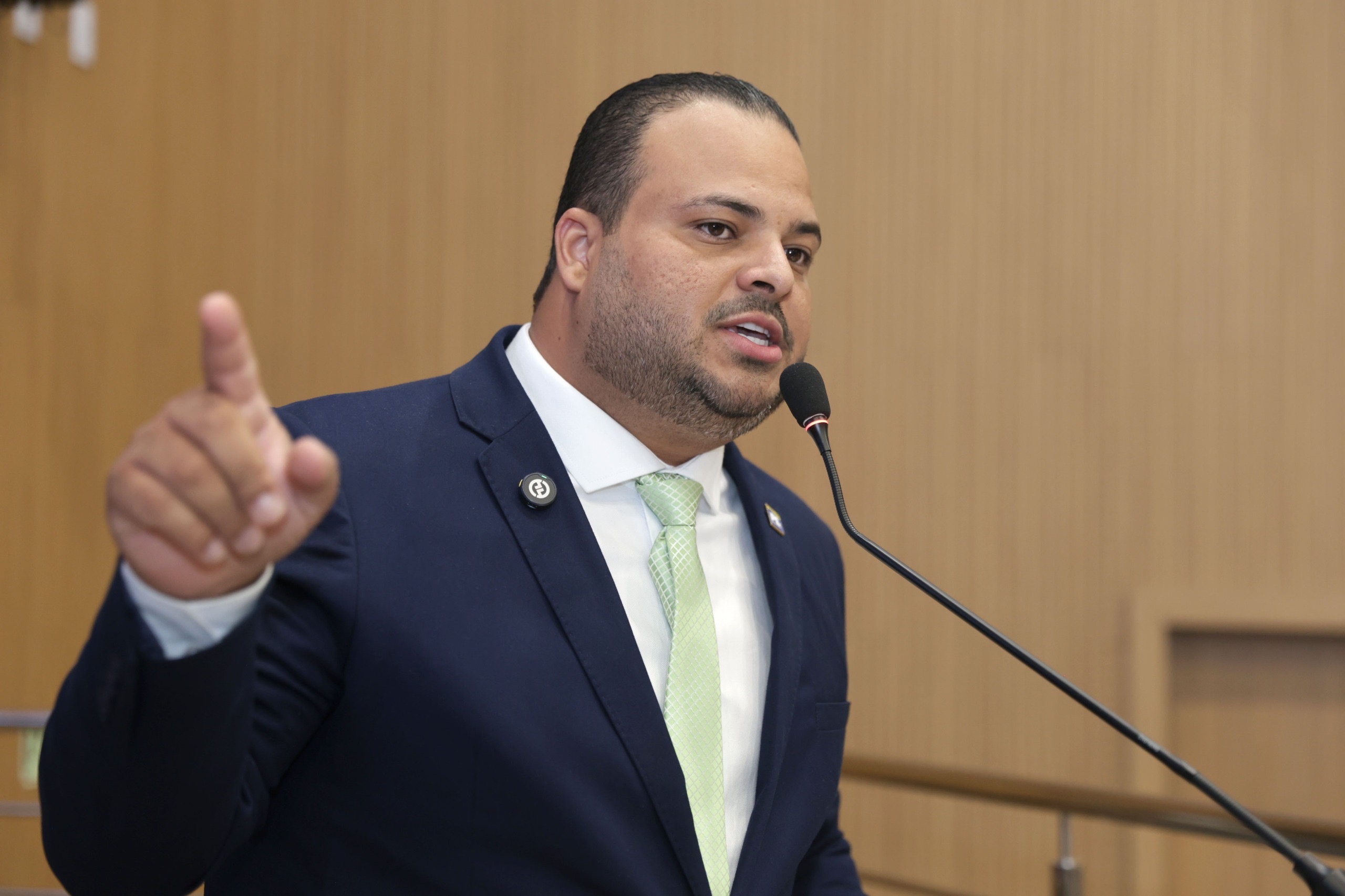 Projeto de Dieyme Vasconcelos proíbe obras com conteúdo erótico nas escolas de Aparecida