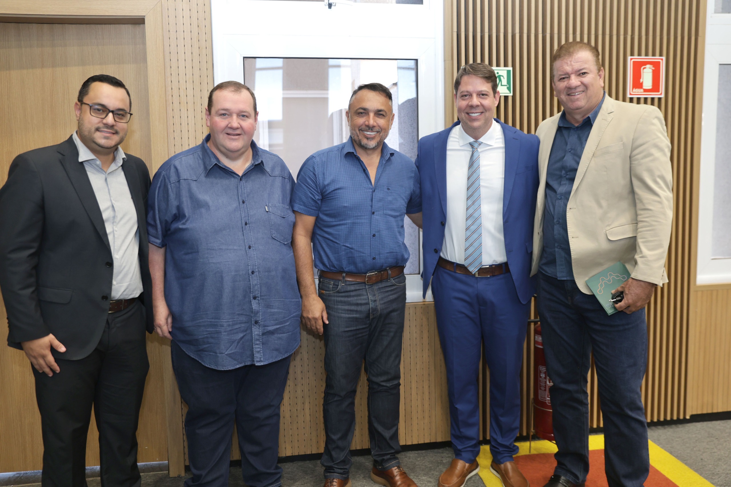 Deputado Karlos Cabral participa de sessão na Câmara