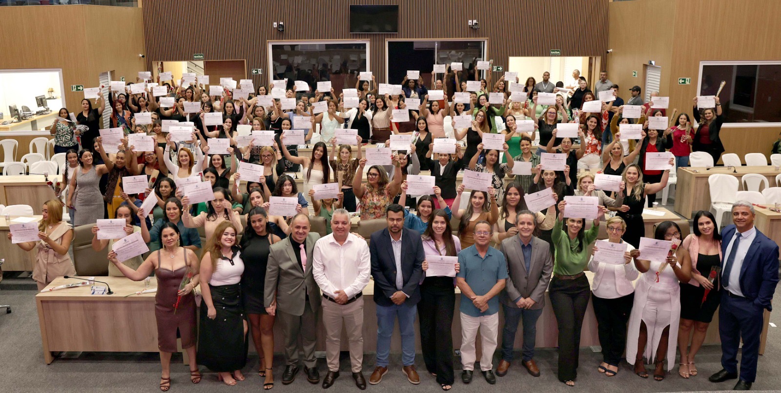 Por iniciativa do vereador Neto Gomes, Câmara realiza homenagem a mais de 300 mulheres pelo Dia Internacional da Mulher